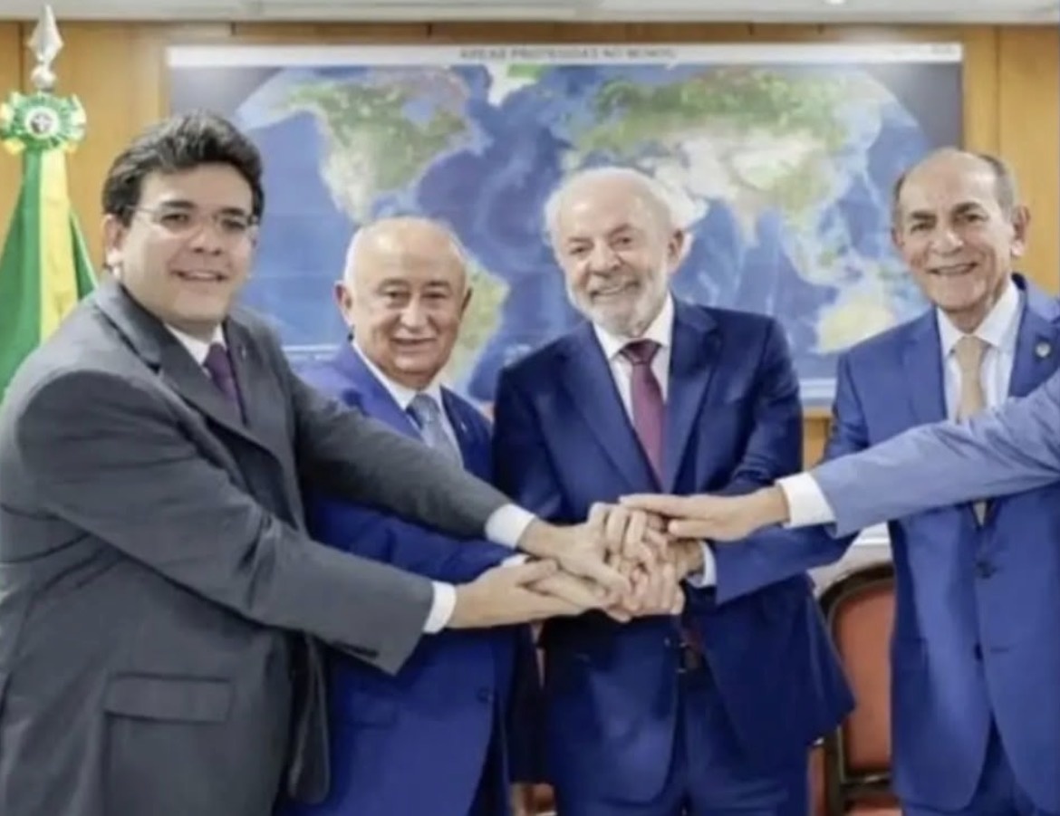 Nessa foto ta sobrando um. Lula já avisou que só grava com um candidato ao Senado