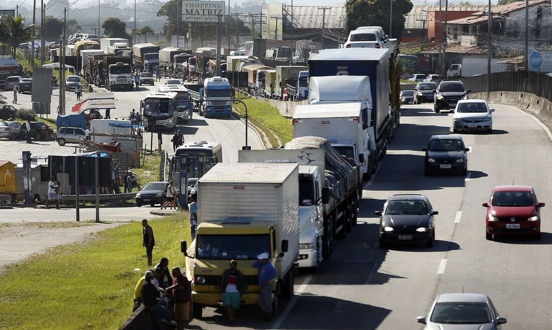 Nova lei reforça o piso do frete e amplia fiscalização no transporte rodoviário de cargas.