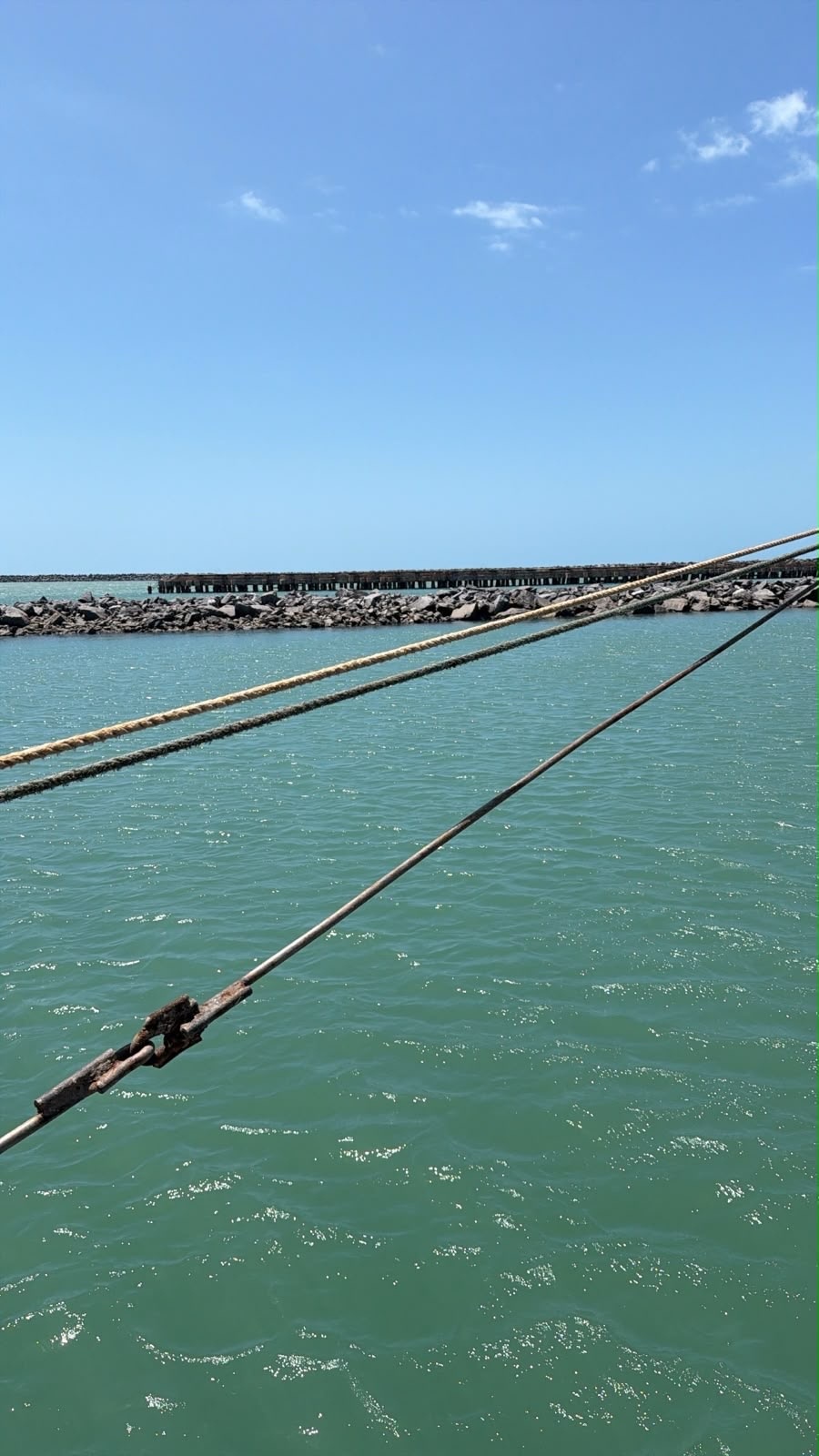 O jornalista Ribas está em alto mar. Exatamente na visão dessa foto. Como ele está atrás do navio de Rafael, está disfarçado. Achou?