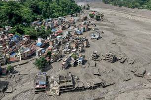 Enchente no Nepal mata 95 pessoas e deixa mais de 400 turistas desaparecidos