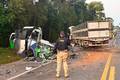 Acidente entre micro-ônibus e carreta deixa 23 mortos no Paraná