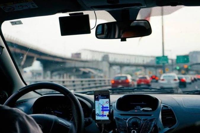 TSE proíbe adesivos de campanha em carros de aplicativo