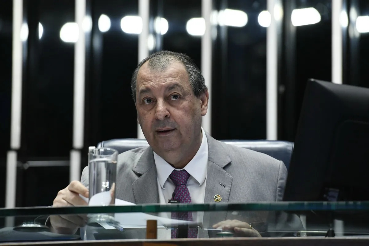 Omar Aziz apresentou parecer sobre a proposta que prevê o fim da escala 6x1.