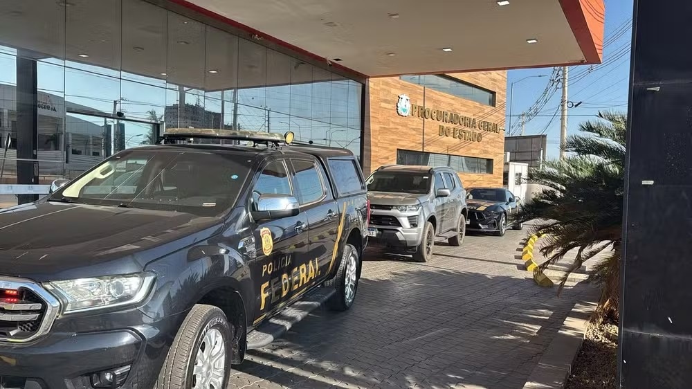 Operação da PF investiga suposto desvio de recursos em acordo entre o governo de Mato Grosso e a Oi.