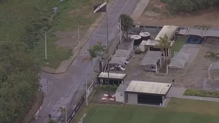 Polícia Civil dentro do Centro de treinamento do Vasco da Gama