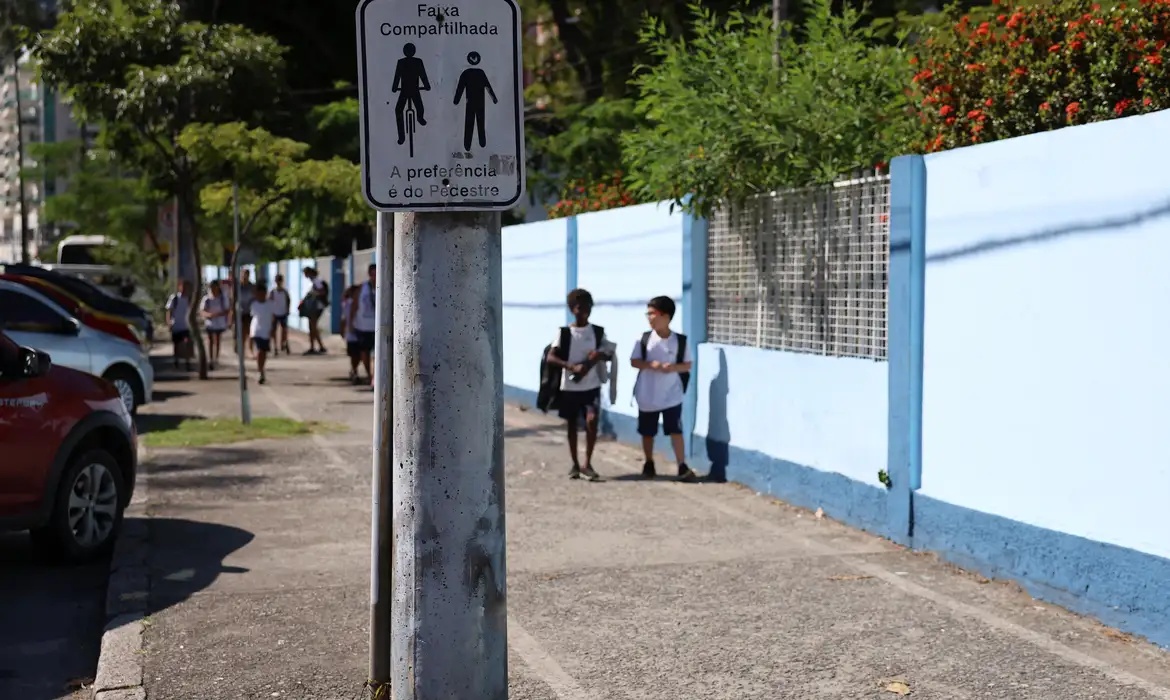 Relatório aponta avanços sociais no país, mas destaca persistência das desigualdades.