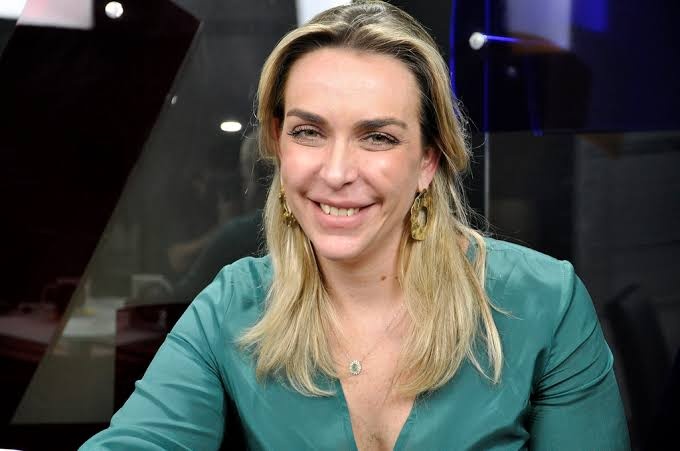 Roberta aparece até dançando