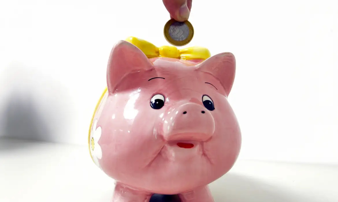 Saques voltaram a superar depósitos na poupança durante o mês de julho.