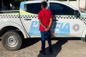 Suspeito apresentou comportamento agressivo durante a abordagem da polícia (Foto: Divulgação / PMPI)