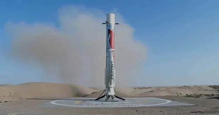 Imagem ilustrativa sobre China surpreende com feito inédito: propulsor de foguete volta e pousa na terra, enquanto possível recorde de recall de 4,3 milhões de carros alavanca pressão logística