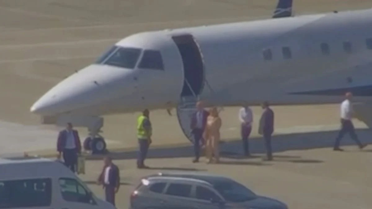 Alexandre de Moraes e a esposa, saindo de avião supostamente ligado à Vorcaro