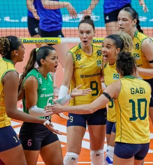 Brasileiras comemoram ponto contra o Chile, no Sul-americano