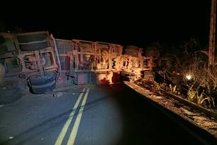 Carreta tombada interditou a rodovia que interliga Lagoa de São Francisco e Piripiri