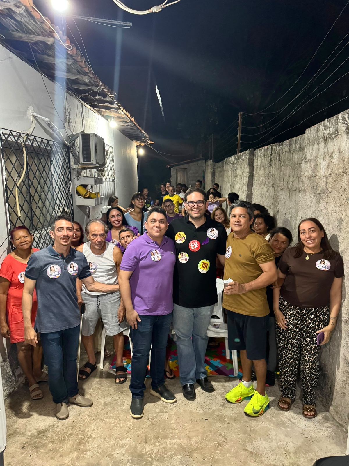 Daniel Carvalho ao lado de um dos articuladores da reunião, Rafael Landim, e eleitores durante encontro político no bairro Cidade Nova, zona Sul de Teresina.