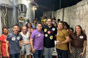 Daniel Carvalho ao lado de um dos articuladores da reunião, Rafael Landim, e eleitores durante encontro político no bairro Cidade Nova, zona Sul de Teresina. (Foto: Reprodução)
