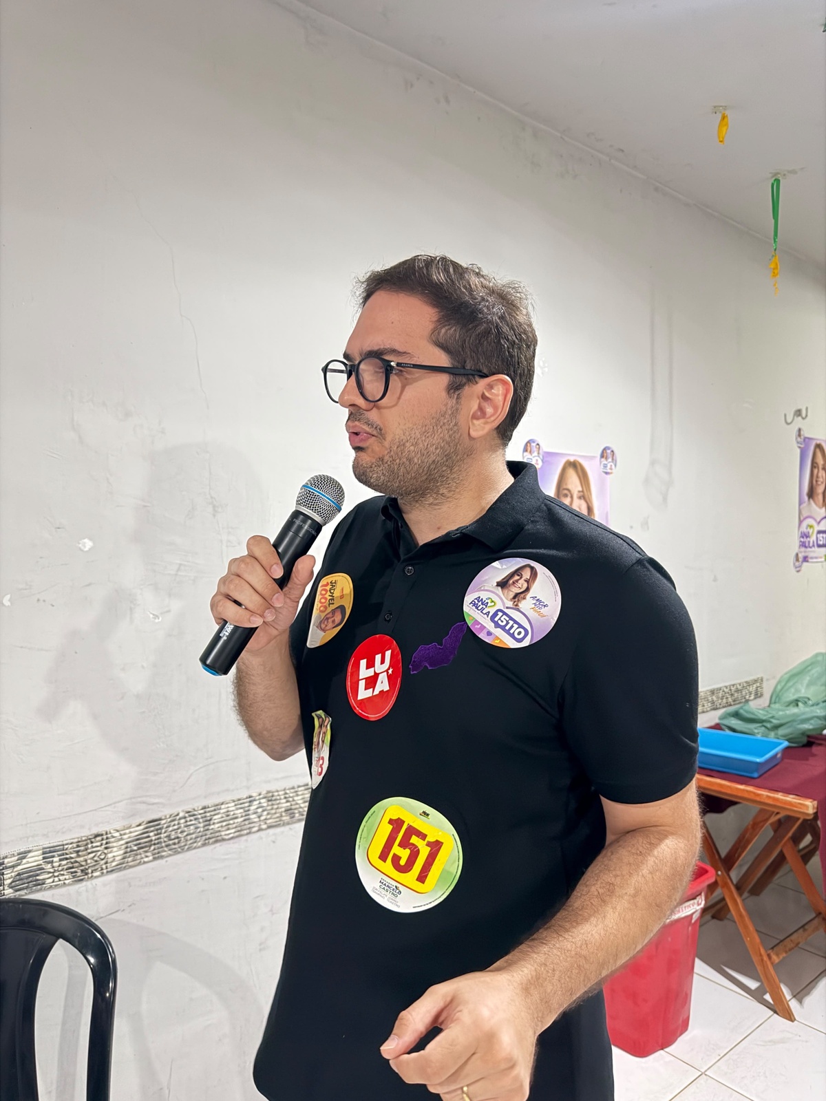 Daniel Carvalho durante reunião política com eleitores no bairro Cidade Nova, zona Sul de Teresina.