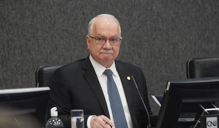 Fachin adia análise de caso que envolve atuação de Mendonça