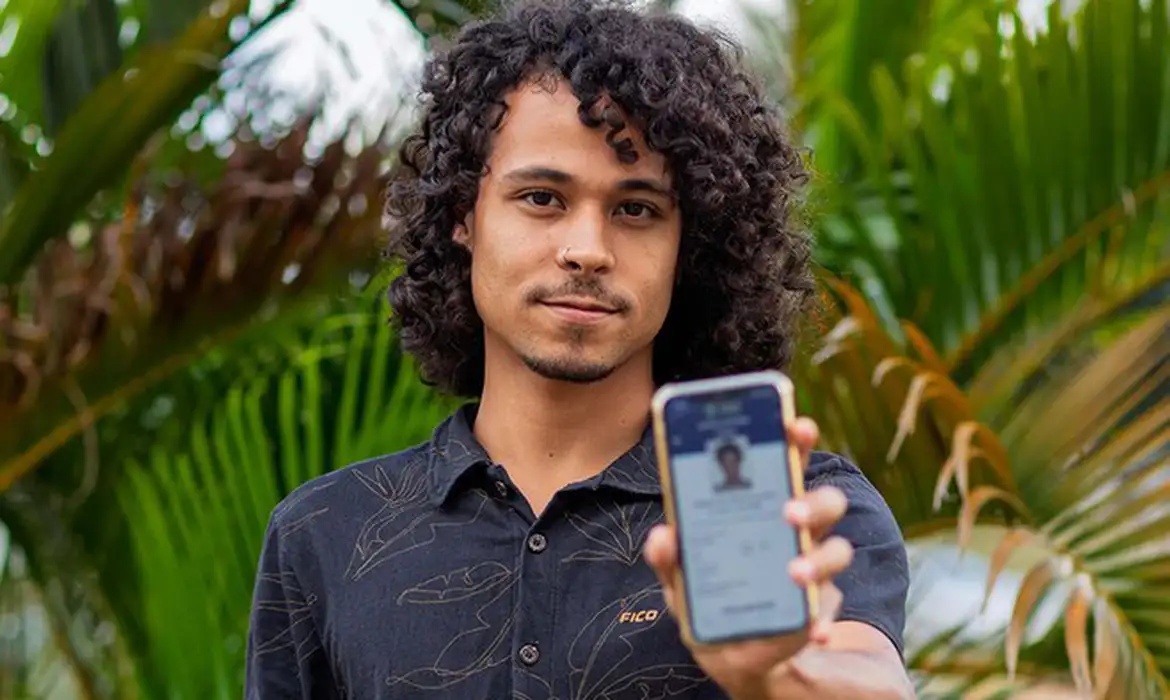 Eleitor pode utilizar o e-Título para consultar informações eleitorais.