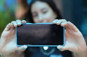 Estudante usa celular em escola; uso de dispositivos digitais é analisado pelo Pisa 2025. (Foto: Fabio Rodrigues-Pozzebom/Agência Brasil)