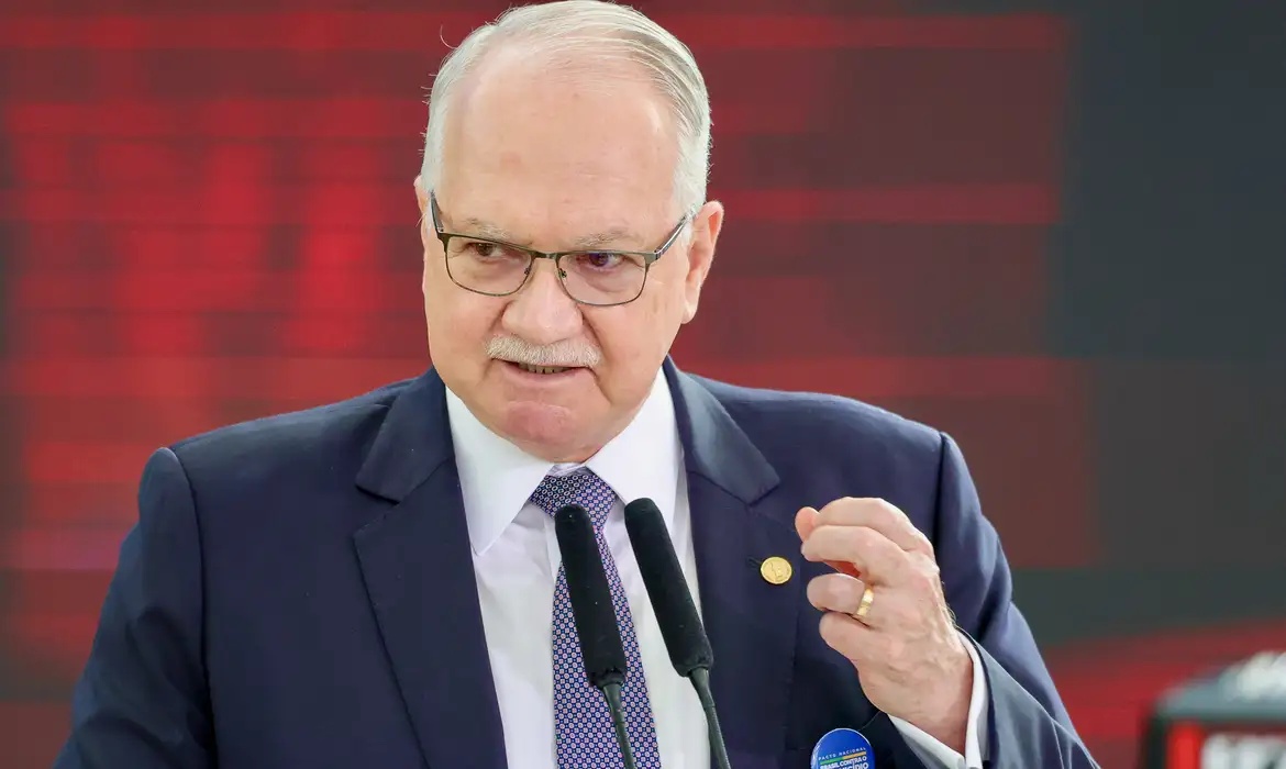 Fachin determinou prazo para manifestações sobre acusações envolvendo ministros do STF.