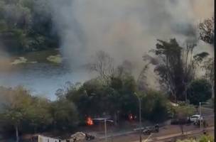 Incêndio atingiu quiosque na Avenida Raul Lopes, em frente ao Shopping Riverside, em Teresina. (Foto: Reprodução)