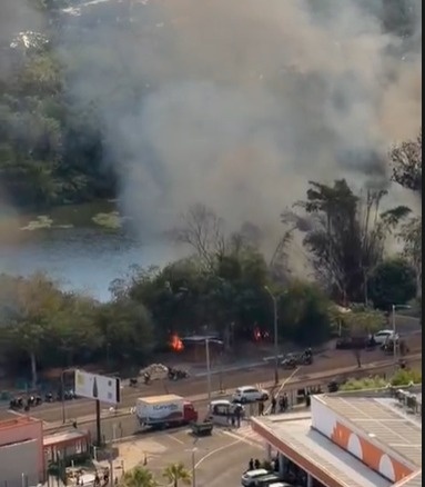 Incêndio atingiu quiosque na Avenida Raul Lopes, em frente ao Shopping Riverside, em Teresina.