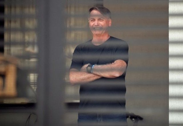 Jair Bolsonaro cumpre prisão domiciliar enquanto aguarda decisões judiciais.