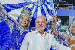 Lula acompanha desfile da Acadêmicos de Niterói na Sapucaí.