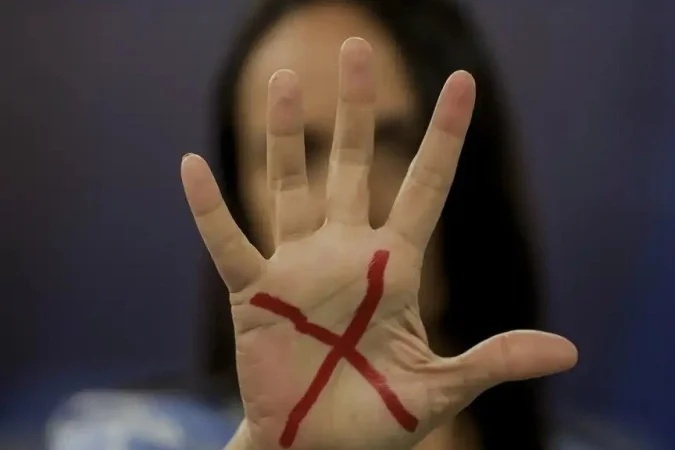 Medo da violência leva mulheres a mudar hábitos, deslocamentos e escolhas cotidianas.