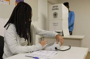 Mesários atuam na identificação de eleitores e organização das seções durante a votação. (Foto: Fernando Frazão/Agência Brasil)