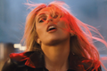 Miley Cyrus dá início a nova era musical com “Bass Persuades”