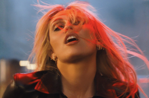 Miley Cyrus no videoclipe de “Bass Persuades” (Foto: Reprodução/Youtube)