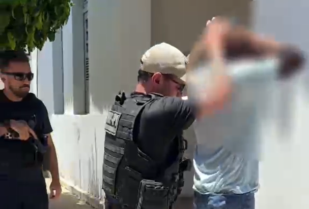 Momento da prisão no local de trabalho do homem, no centro de Teresina
