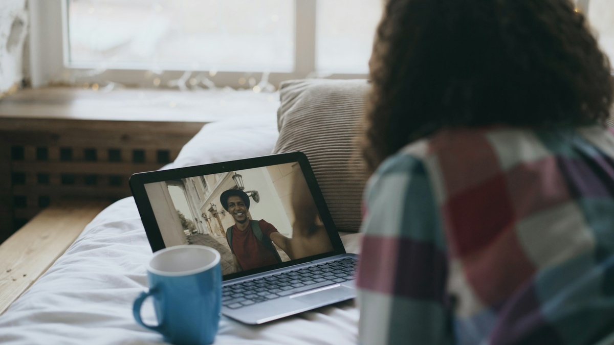 Mulher conversando por vídeo com um homem no laptop