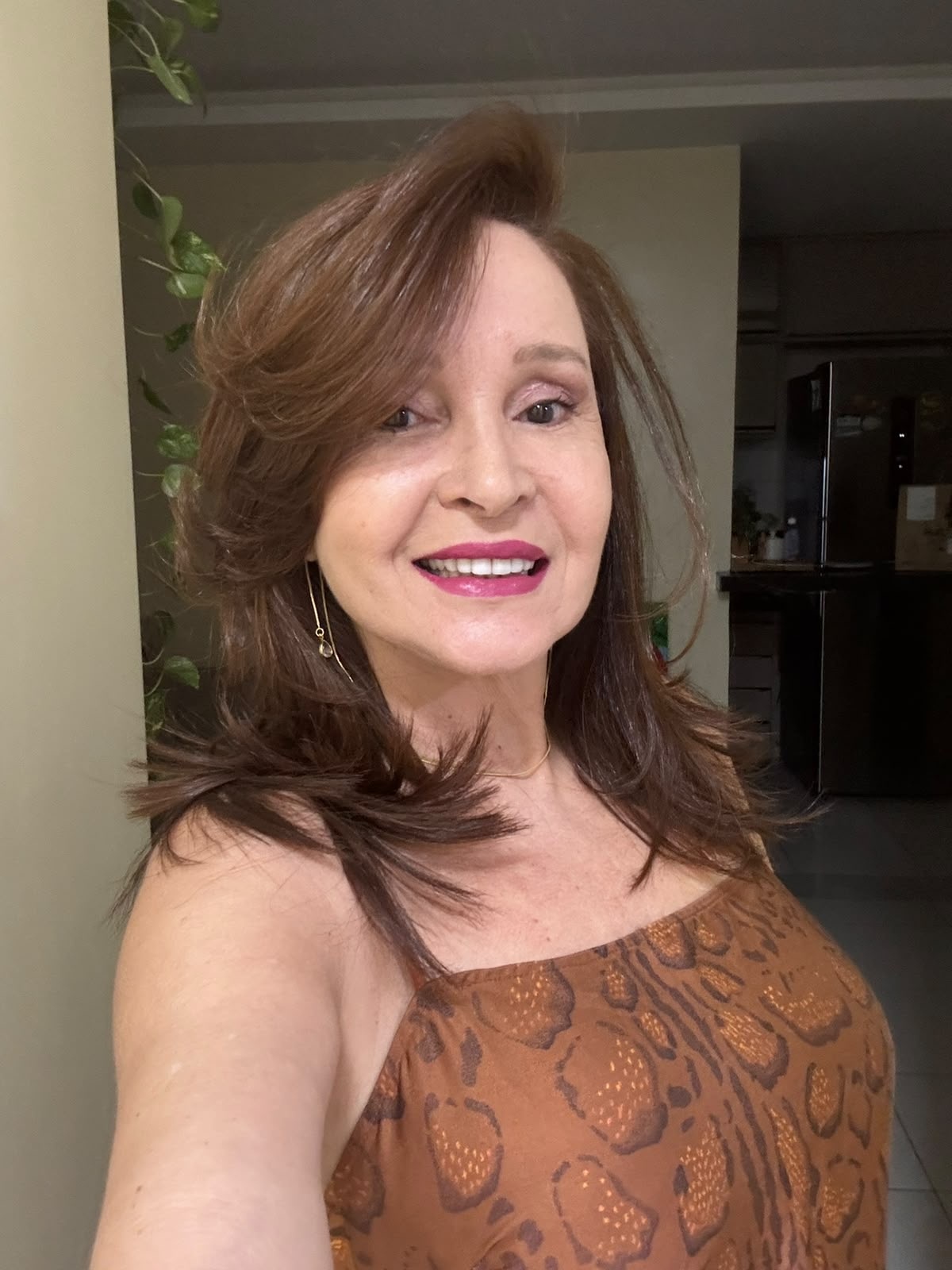 Neila Furtado Brandão transforma porcelana em peças personalizadas, com produção artesanal e atenção aos detalhes.