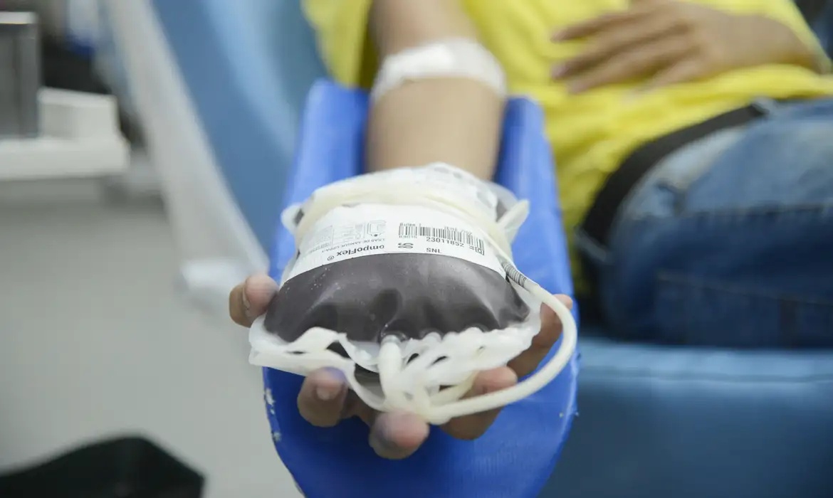 Novo regulamento amplia a faixa etária de pessoas aptas a doar sangue no país.