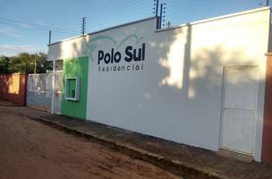 O condomínio Polo Sul vive com lixeiras a céu aberto… (Foto: Reprodução)