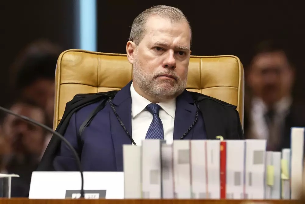 O ministro Dias Toffoli se declarou suspeito e não participa da votação da sessão
