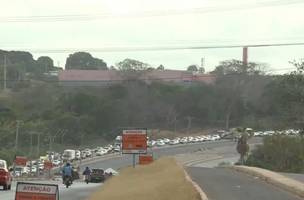 Obras causam congestionamento na rotatória do Mercado do Peixe, em Teresina (Foto: TV Clube)