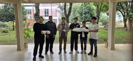 Os estudantes Tales Coutinho Moreira, Felipe da Silva Rimena, Artur Pereira Scachetti, Arthur Silva de Albuquerque e Pietro Marson Grandi atuam no projeto de robótica aquática