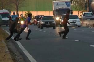 Pessoas atravessando trecho da BR-316 em Teresina (Foto: TV Clube)