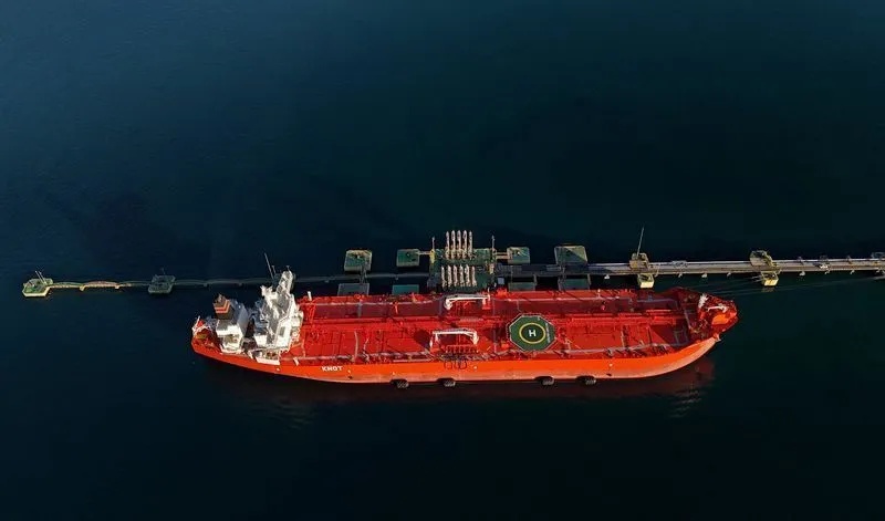 Petroleiro é visto no terminal da Petrobras em São Sebastião (SP).