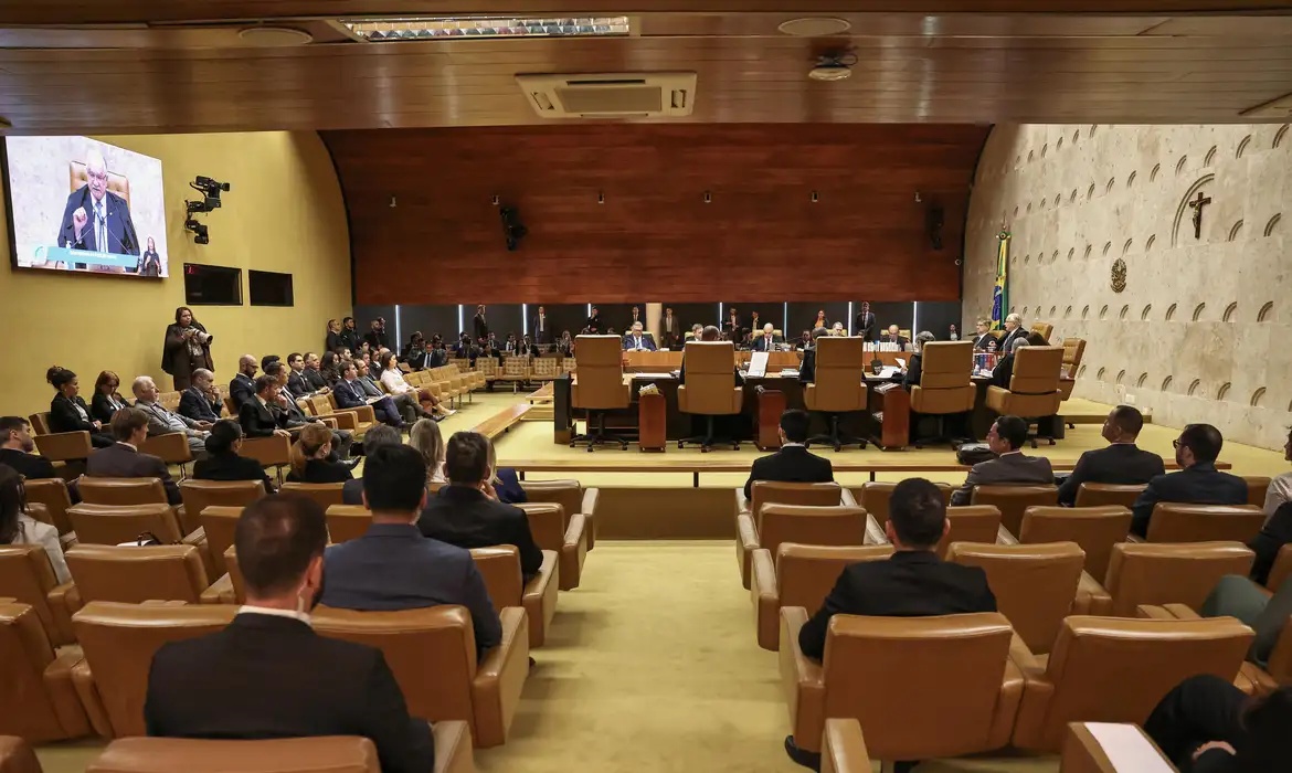 Plenário do STF retoma discussão sobre investigação envolvendo Moraes e Vorcaro.