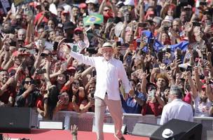 Presidente Lula inicia sua campanha pela reeleição no estádio da Vila Euclides, em São Bernardo do Campo (Foto: Edilson Dantas / O Globo)