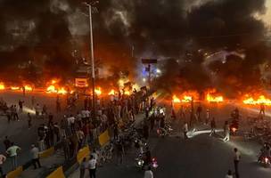 Protestos contra a alta dos combustíveis foram registrados em diferentes países. (Foto: Ahmed Albam/AP via CNN Newsource)