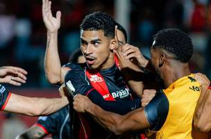 Renê comemora gol sobre o Grêmio (Foto: AGIF)