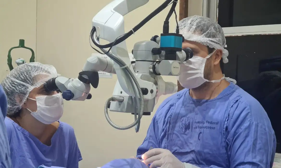 Transplante de córnea é utilizado para recuperar a visão de pacientes com diferentes doenças oculares.