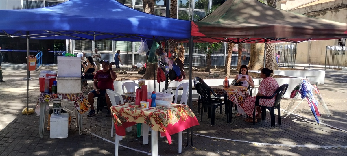 Vendedores ambulantes na praça Rio Branco