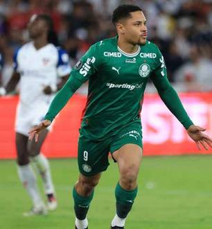 Vitor Roque comemora segundo gol do Palmeiras sobre a LDU