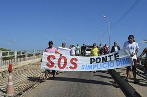 Moradores fazem manifestação e pedem retomada nas obras de ponte (Foto: -)